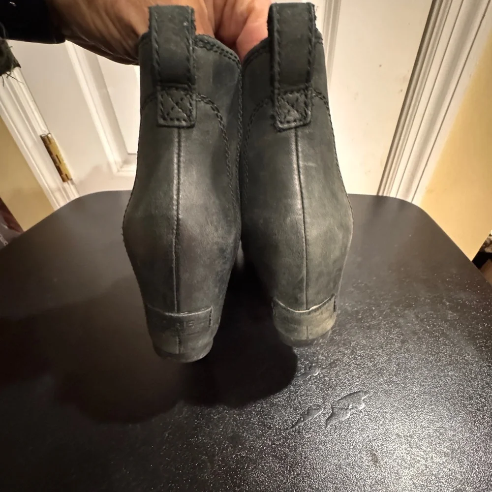 Sorel Black Joan of arctic Chelsea Ankle Booties size 6